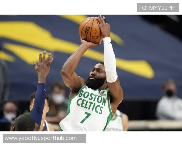 杰伦布朗轻松发挥9投5中贡献15分7篮板4助攻展现全能实力