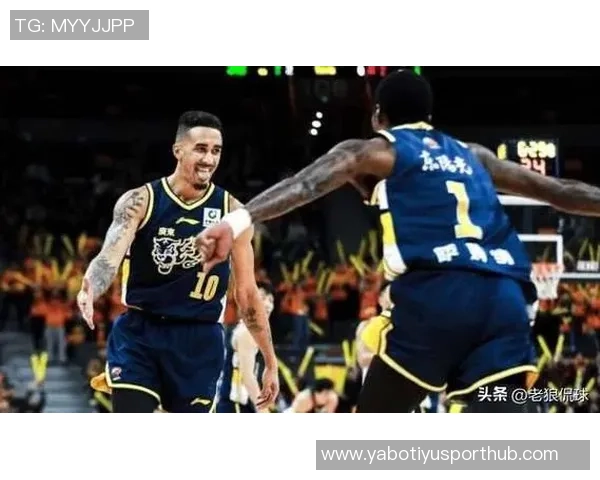 内史密斯表现稳健贡献12分关键时刻三分球助力球队胜利